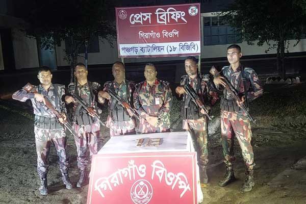 পঞ্চগড়ে সাড়ে তিন কোটি টাকার স্বর্ণ ফেলে পালালো যুবক