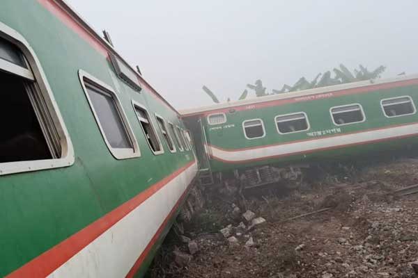 গাজীপুরে ট্রেন দুর্ঘটনায় জেলা প্রশাসনের আর্থিক সহায়তা