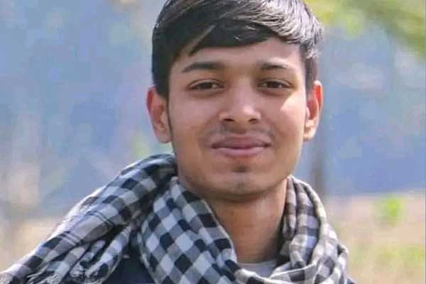 ‘পরকীয়ার অপবাদ দিয়ে মারধর’, ফেসবুকে স্ট্যাটাস লিখে যুবকের আত্মহত্যা