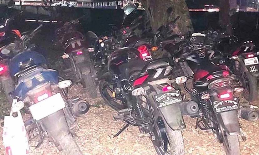 প্রচারণার মোটরসাইকেল আটকে জরিমানা,প্রতিমন্ত্রী পলকের কর্মীদের বিক্ষোভ