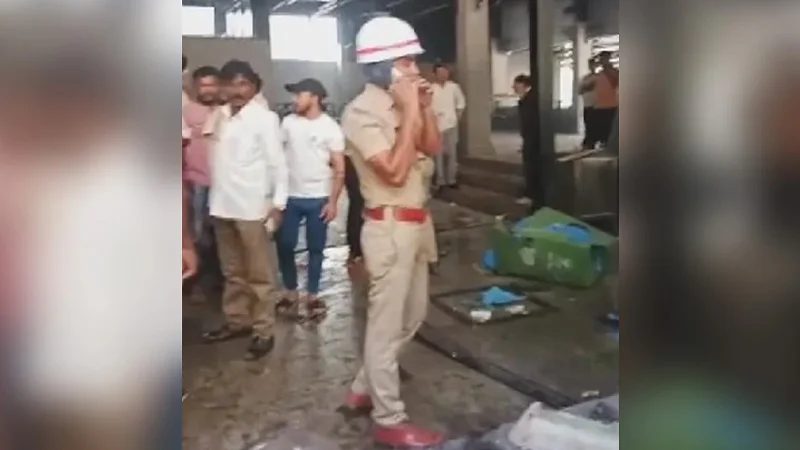 খাবার খাওয়ার সময় ক্যাফেতে হঠাৎ বিস্ফোরণ, আহত ৪
