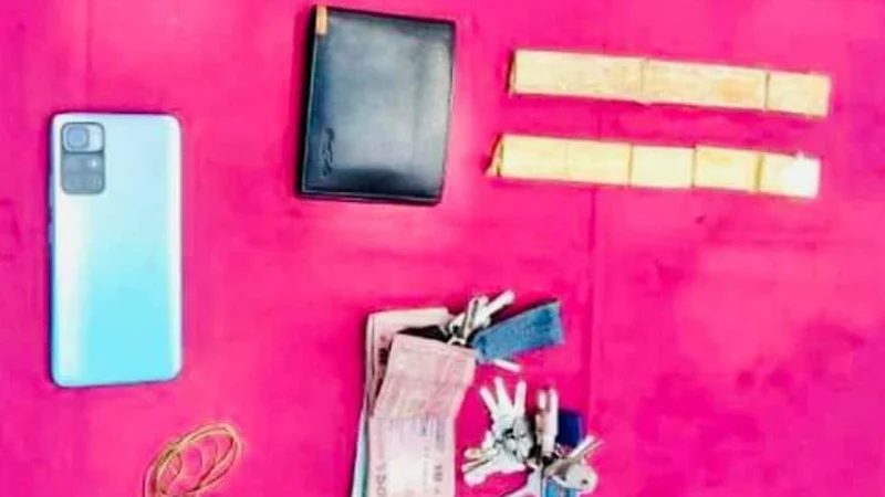 হিলি সীমান্তে স্বর্ণের বারসহ যুবক আটক