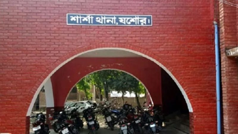 বাড়ির সবাই গেছে মাহফিলে, দরজা ভেঙে ঘরে প্রবেশ করে ঈমাম, অতঃপর...