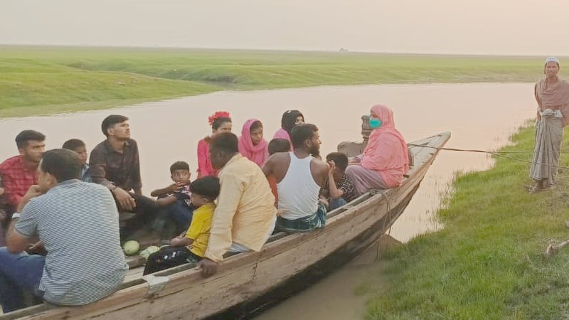 আব্দুল্লাহ চরে আটকে পড়া ৮০ জন পর্যটককে উদ্ধার করলো নৌ-পুলিশ
