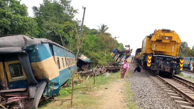 গাজীপুরে তেলবাহী ও কমিউটার ট্রেনের সংঘর্ষ,ট্রেন চলাচল বন্ধ