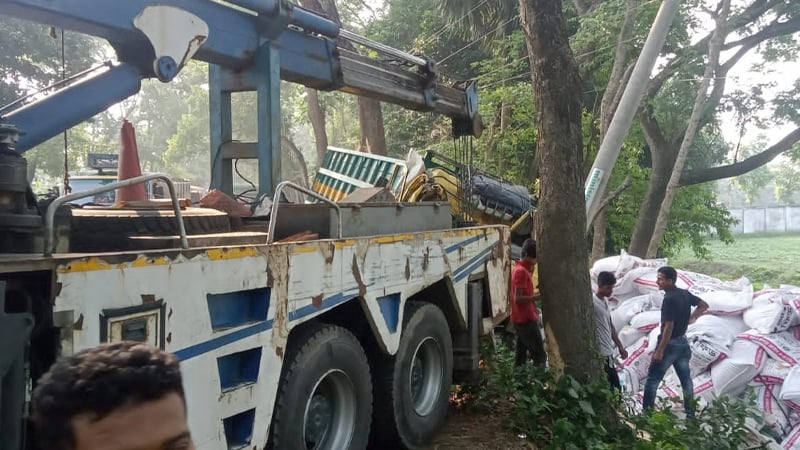 নিয়ন্ত্রণ হারিয়ে গাছের সঙ্গে ট্রাকের ধাক্কা,নিহত ১