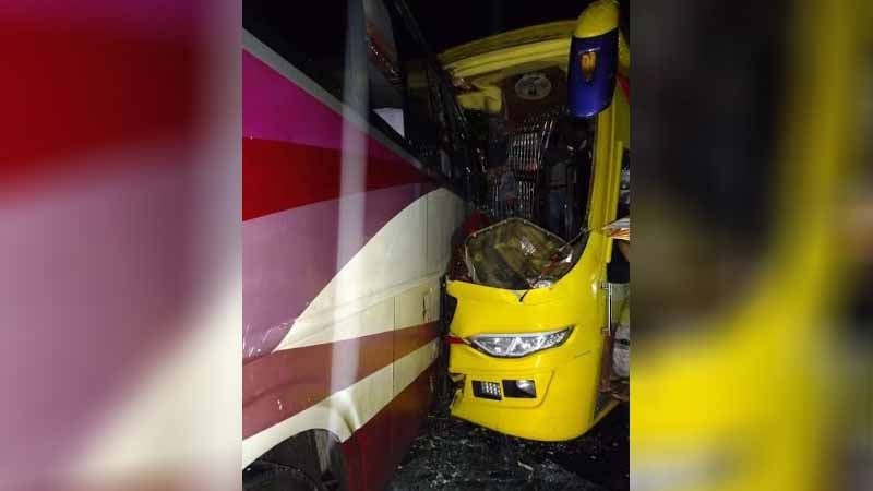 যাত্রীবাহী দুই বাসের সংঘর্ষে প্রাণ গেল দুই চালকের, আহত ১২