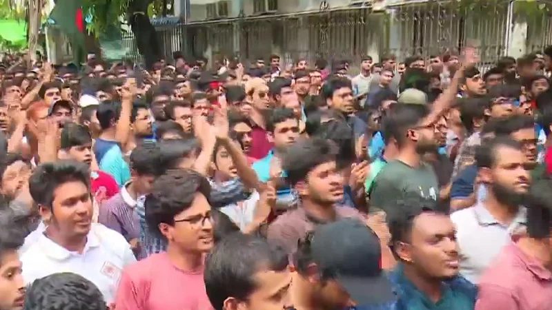 কোটা বাতিলের দাবিতে শাহবাগে সড়ক অবরোধ শিক্ষার্থীদের