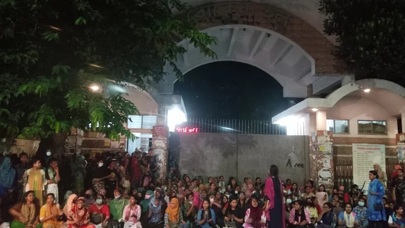ঢাবি'র রোকেয়া হলের সামনে শিক্ষার্থীদের বিক্ষোভ, ছাত্রলীগের অবস্থান