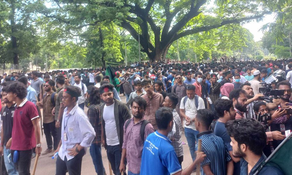 হল ছাড়ার ঘোষণা, তবে ঢাকা ছাড়ছেন না আন্দোলনকারীরা