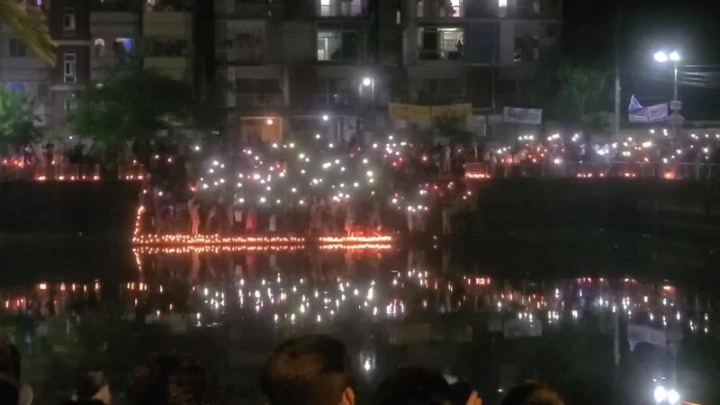 টাঙ্গাইলে মোমবাতি জ্বালিয়ে শহীদদের স্মরণ ও বিচার দাবি