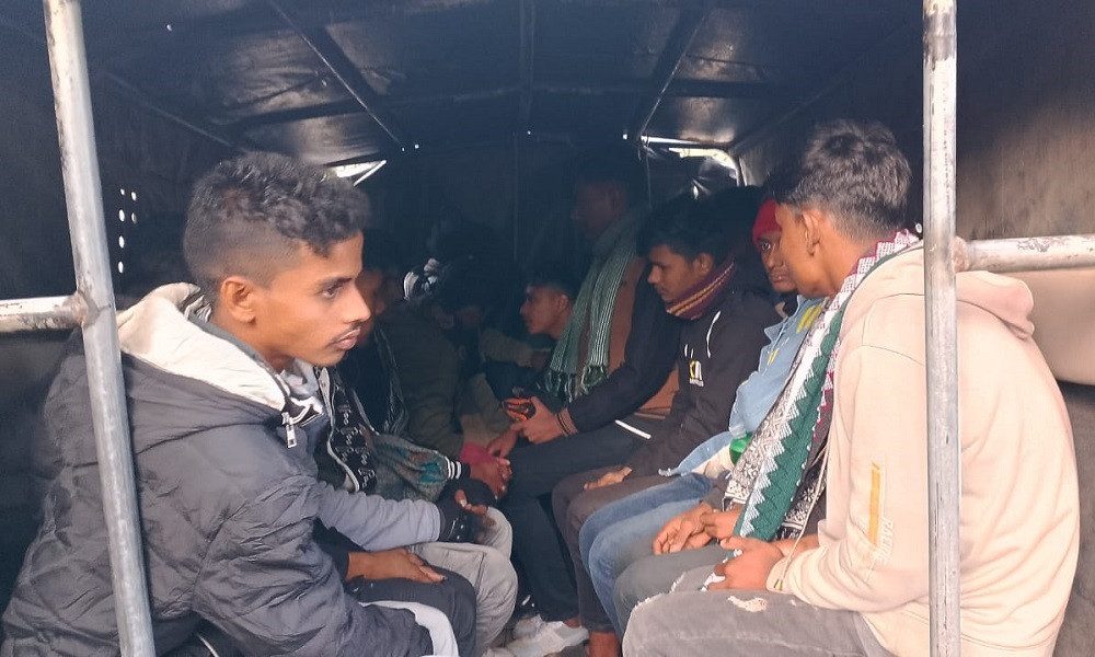 খেজুর রস খেতে গিয়ে ‘জয় বাংলা’ স্লোগান, ১৫ তরুণকে পুলিশে দিল জনতা