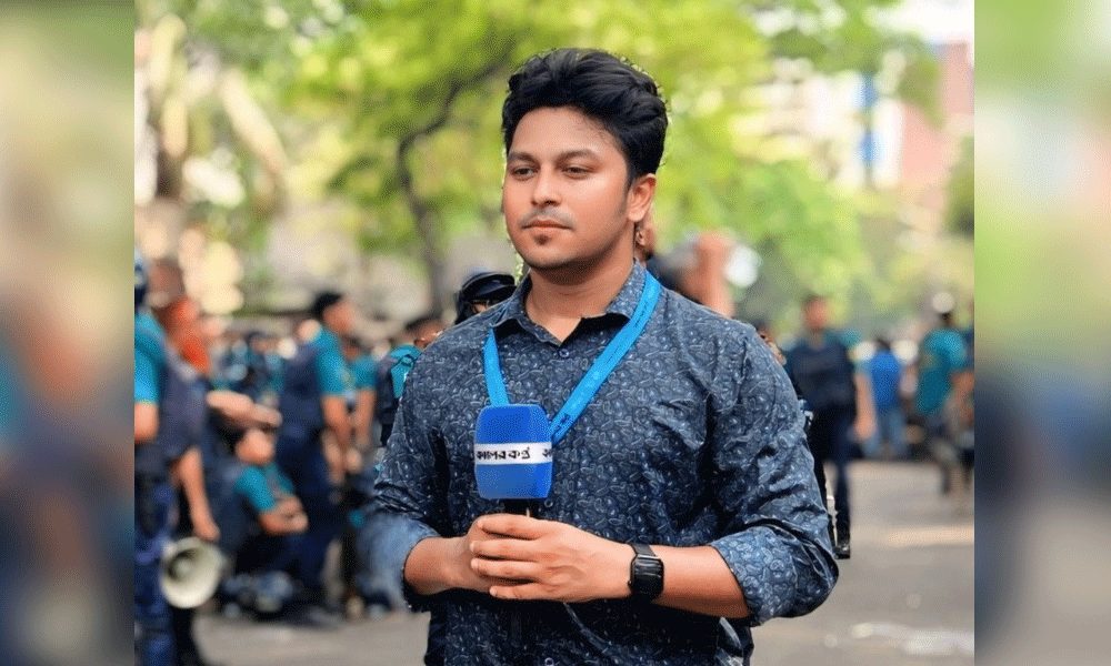 সাংবাদিকের লাইভ চলাকালীন ফোন নিয়ে দৌড় দিল ছিনতাইকারী, অতপর...
