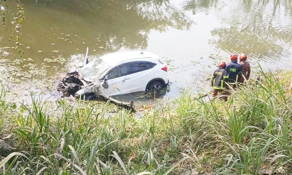 ট্রেনের ধাক্কায় প্রাইভেট কার খাদে, চালকসহ আহত ৪