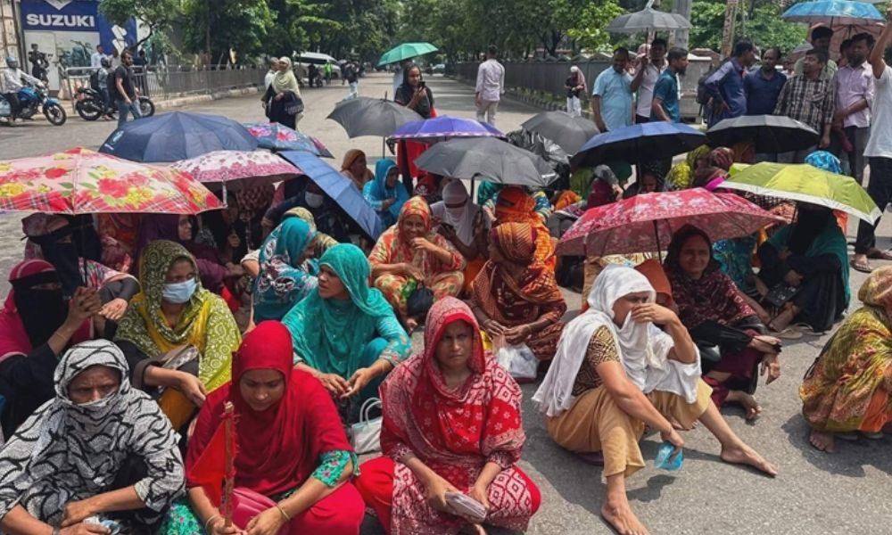 মহাখালীতে গার্মেন্টস শ্রমিকদের সড়ক অবরোধ