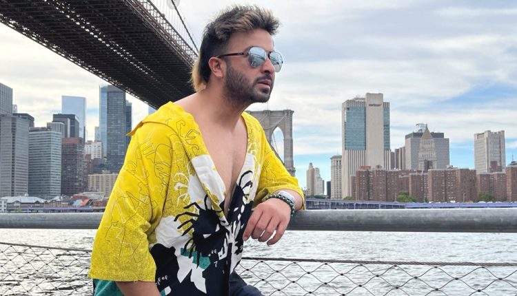 আমেরিকান হয়ে দেশে ফিরছেন ঢালিউড ‘রাজকুমার’