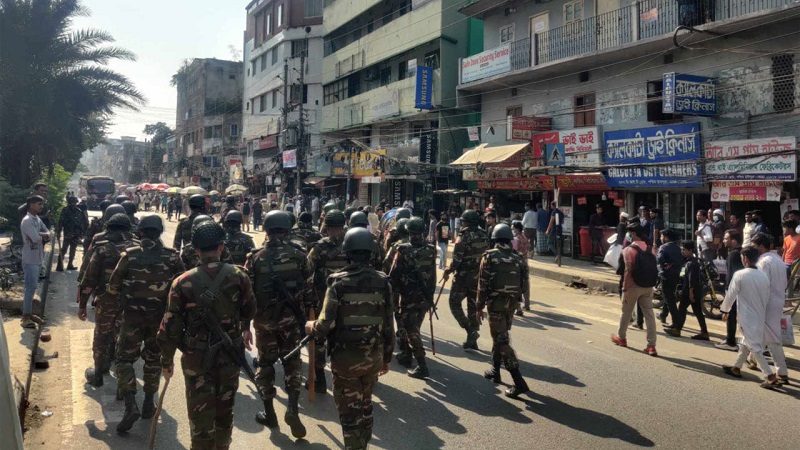 সেনাবাহিনীর ধাওয়া খেয়ে  সড়ক ছাড়লো অটোরিকশাচালকরা
