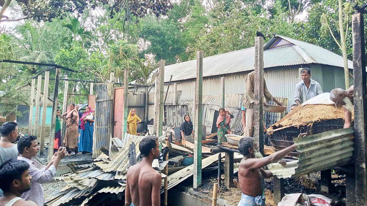 বৈদ্যুতিক শর্টসার্কিট থেকে আগুন, সর্বস্ব হারাল চার পরিবার