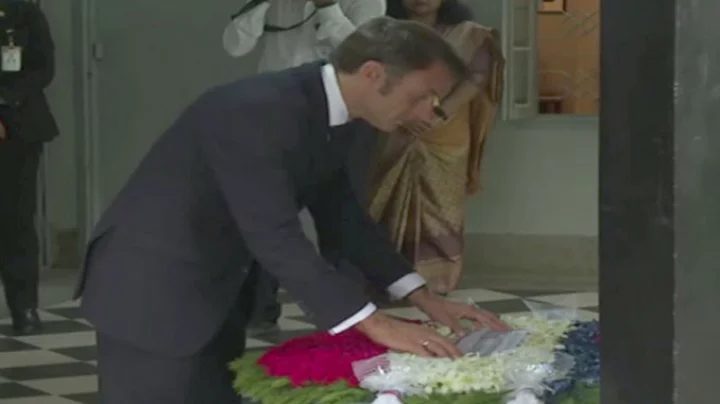 বঙ্গবন্ধুর প্রতিকৃতিতে ফুল দিয়ে শ্রদ্ধা জানালেন ম্যাখোঁ