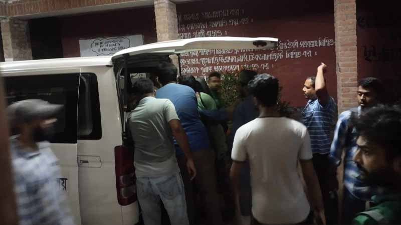 ছাত্রলীগের হামলায় রক্তাক্ত জাবি, এক অধ্যাপকসহ শতাধিক শিক্ষার্থী আহত