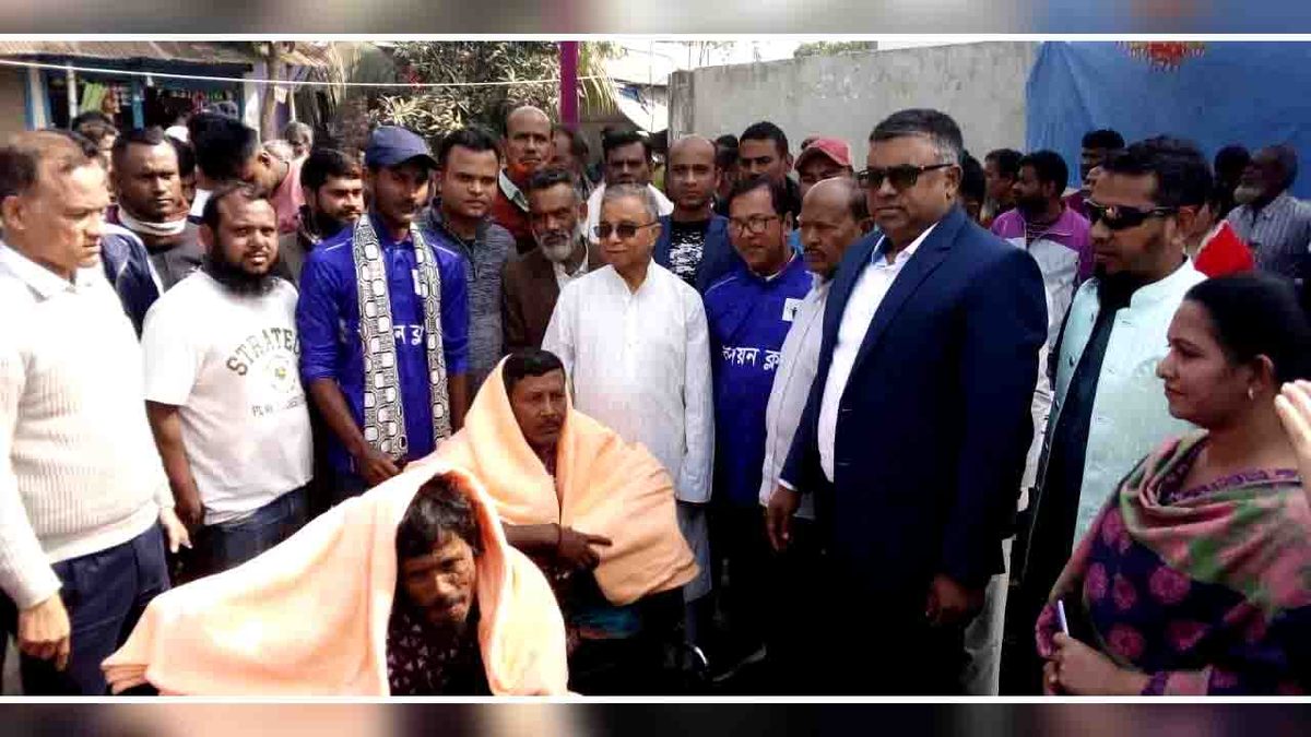 সুবিধাবঞ্চিত দেড়-শতাধিক শীতার্তরা পেল 'উদয়ন' ক্লাবের কম্বল