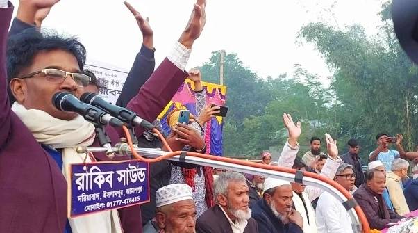 'স্বতন্ত্র প্রার্থীর নির্বাচনী জনসভায় গিয়ে ভোট চাইলেন নৌকায়'