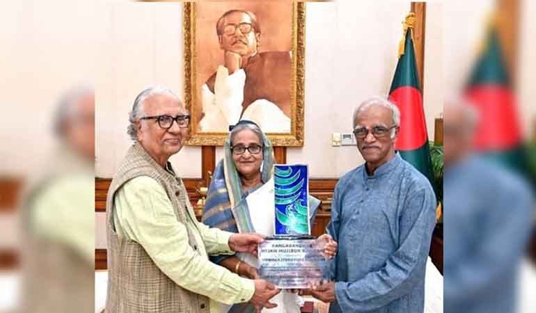 বঙ্গবন্ধুকে দেওয়া বিশেষ সাহিত্য পুরস্কার প্রধানমন্ত্রীর কাছে হস্তান্তর