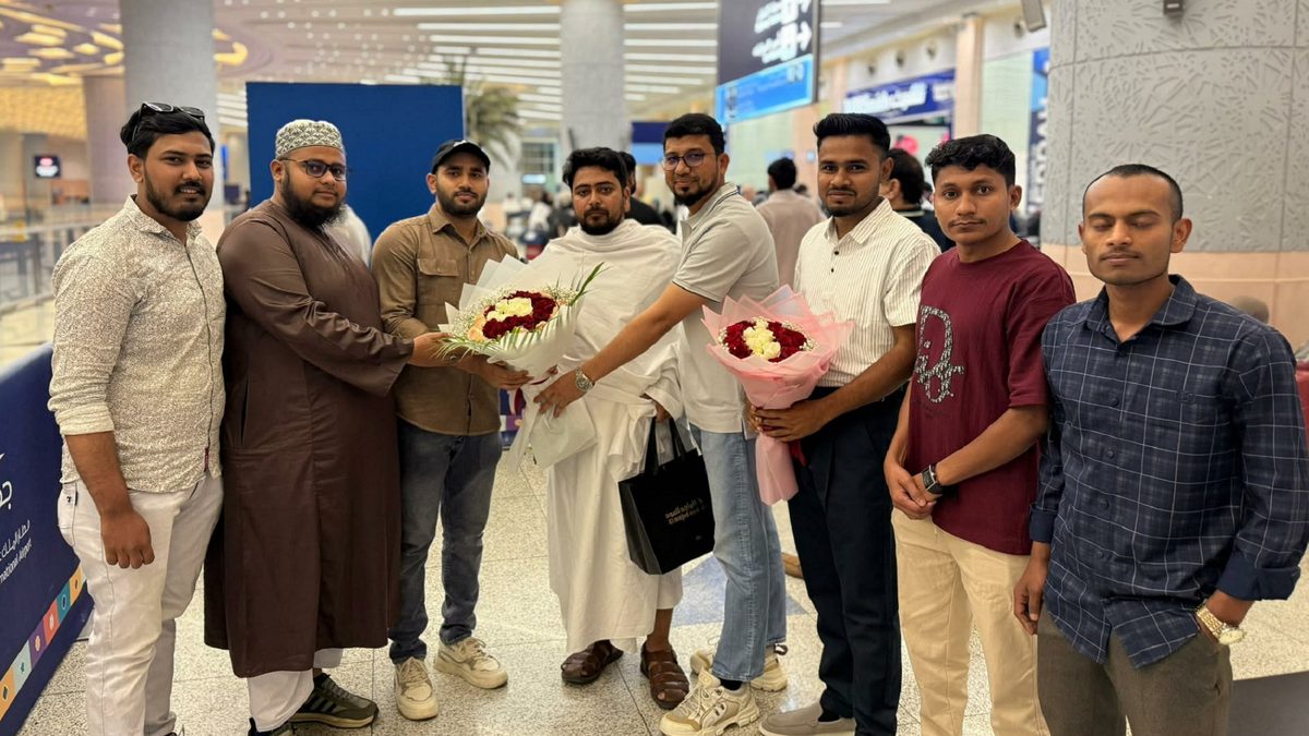 ওমরাহ করতে সৌদি আরবে পৌঁছেছেন নাহিদ ইসলাম
