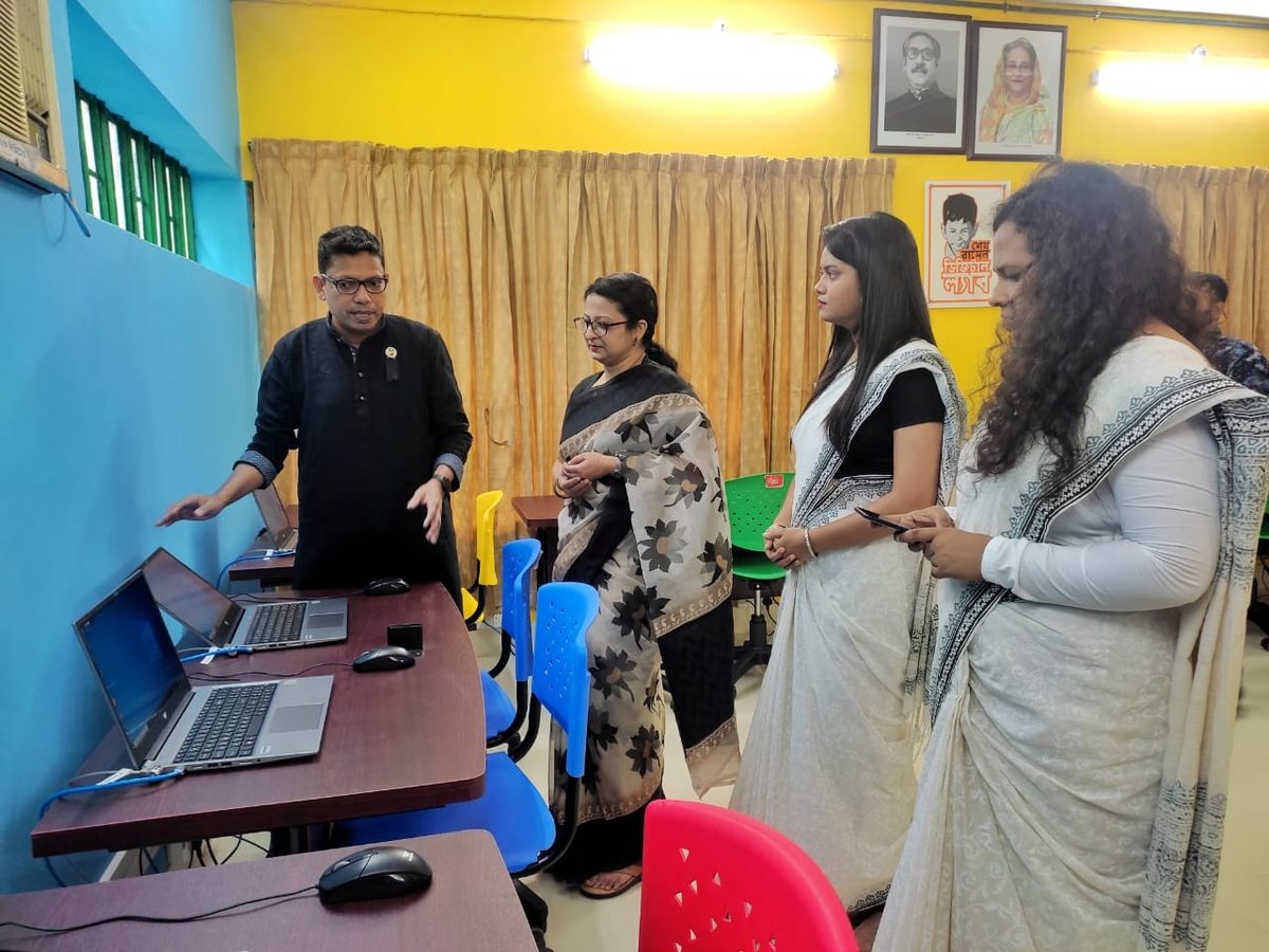 ঢাবি'র শামসুন নাহার হলের শেখ রাসেল ডিজিটাল ল্যাব পরিদর্শন করলেন পলক