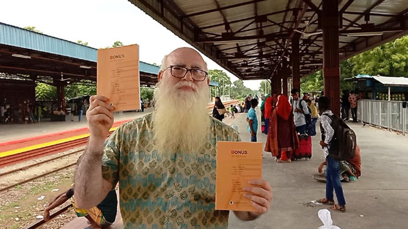 চাকরিজীবী থেকে যেভাবে বই বিক্রেতা হয়ে উঠলেন টিপু সুলতান