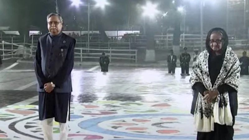 কেন্দ্রীয় শহীদ মিনারে ভাষা শহীদদের প্রতি রাষ্ট্রপতি-প্রধানমন্ত্রীর শ্রদ্ধা