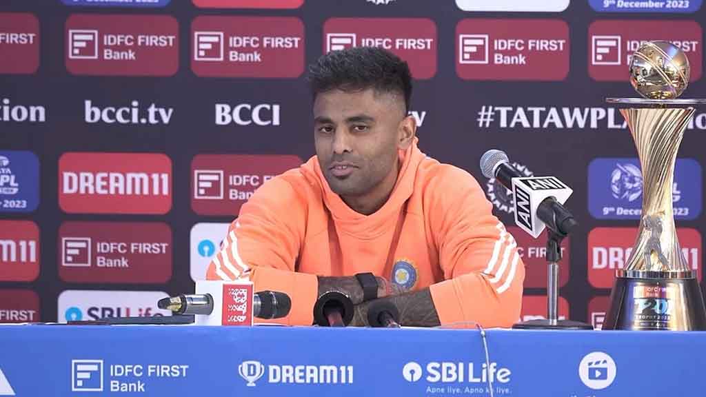 ২জন সাংবাদিককে নিয়ে সূর্যকুমারের সংবাদ সম্মেলন