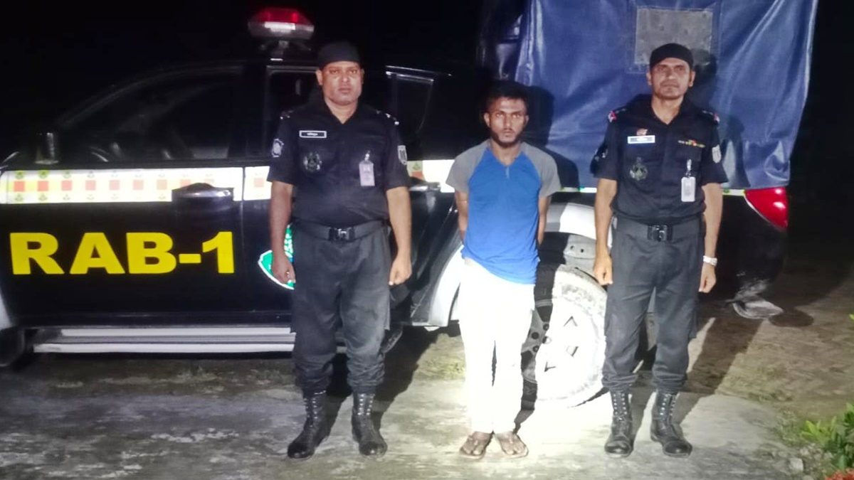 বাস থেকে লাথি দিয়ে ফেলে হত্যা, চালক আটক