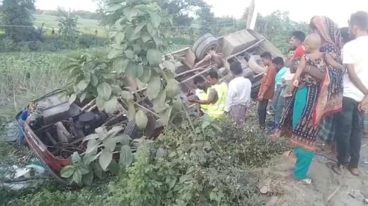 ব্রাহ্মণবাড়িয়ায় যাত্রীবাহী বাস খাদে, আহত ২৫