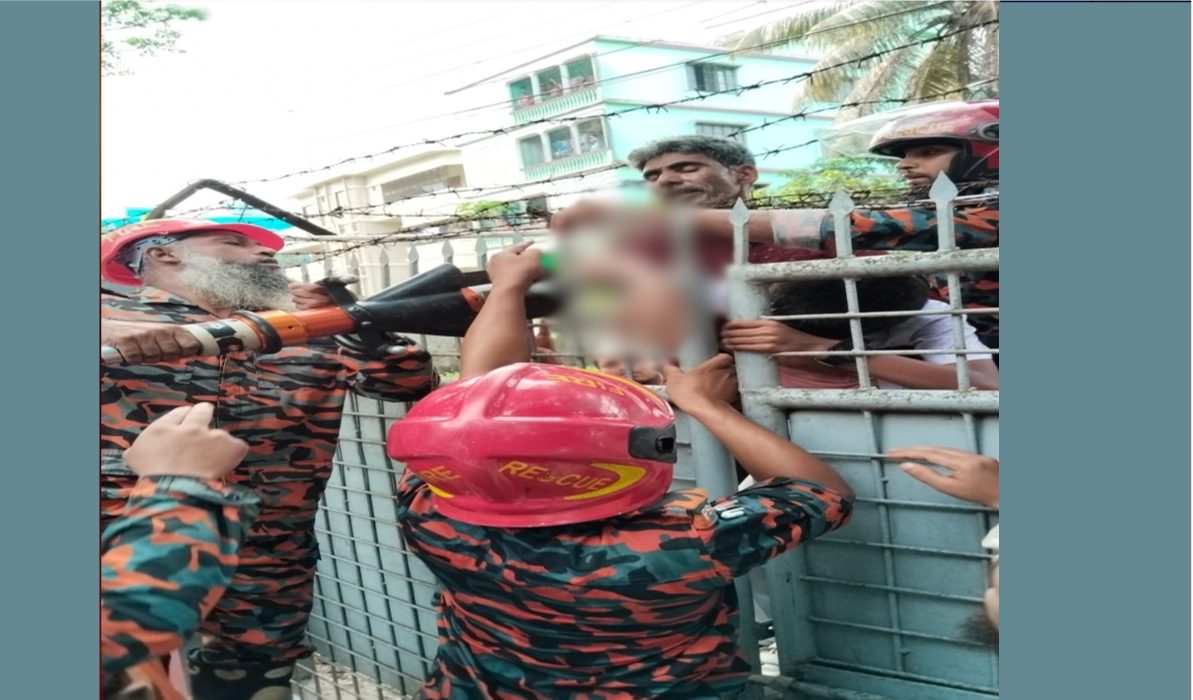 পালাতে গিয়ে গেটে আটকে গেল স্কুলছাত্রের হাত