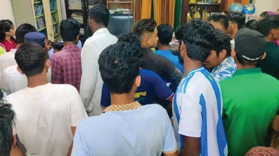 পদত্যগের দাবিতে জামালপুরে প্রধান শিক্ষককে অবরুদ্ধ করল শিক্ষার্থীরা