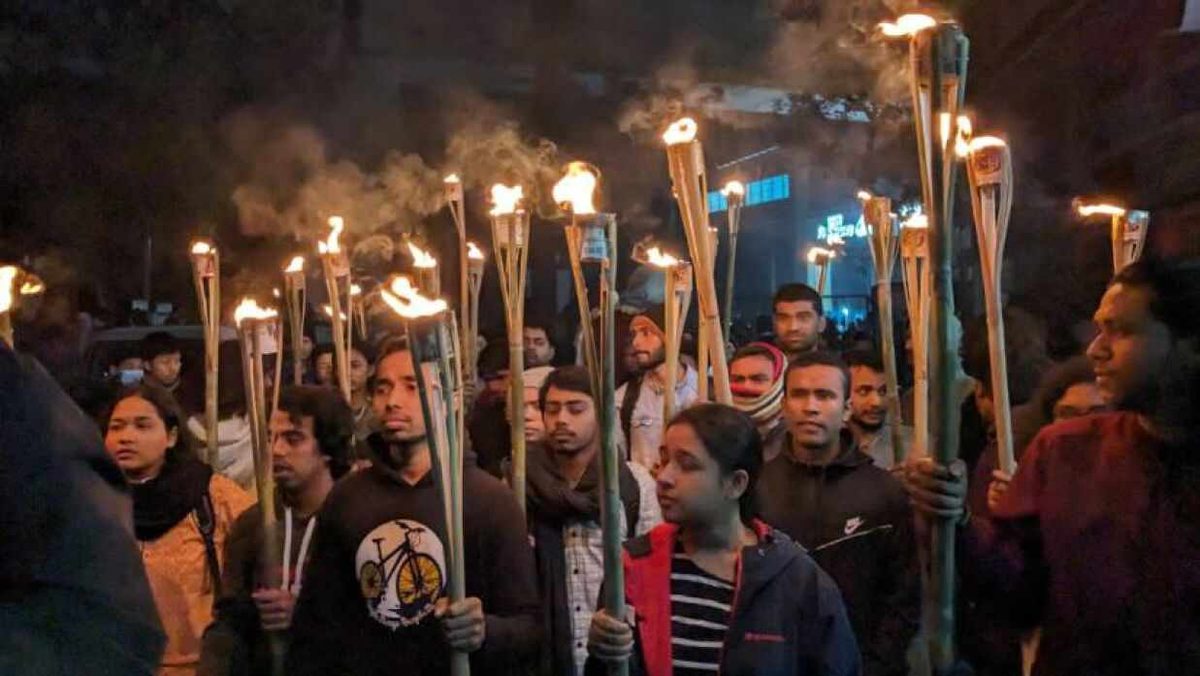 ঢাবিতে সরকারের পদত্যাগের দাবিতে গণতান্ত্রিক ছাত্রজোটের মশাল মিছিল