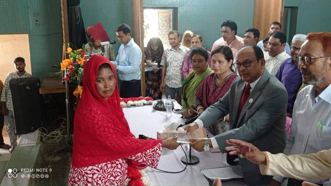 পঞ্চগড়ে অনুদানের চেক বিতরণ করলেন রেলমন্ত্রী
