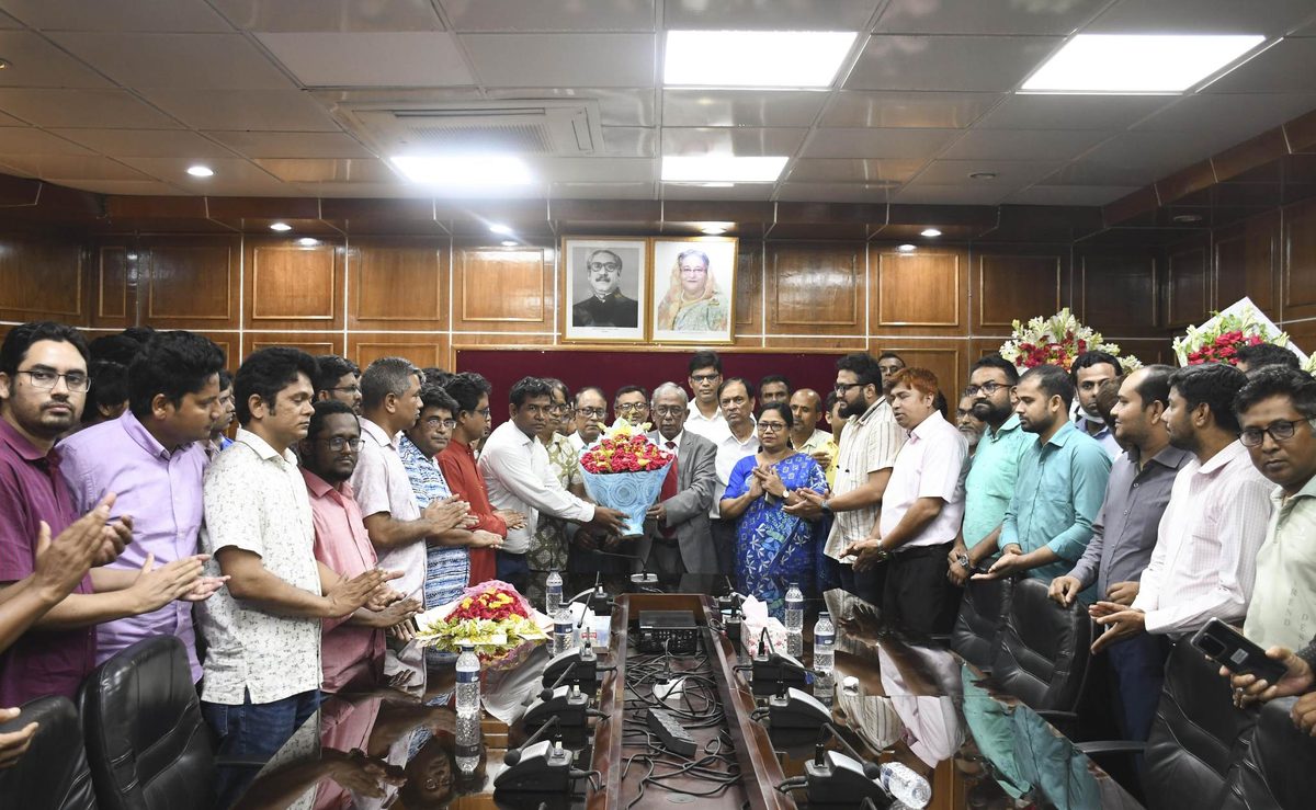শিক্ষক-শিক্ষার্থীদের ফুলেল শুভেচ্ছায় সিক্ত হলেন প্রফেসর ড. হাসিবুর রশীদ