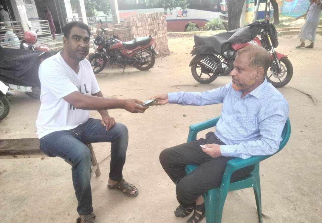 কুড়িয়ে পাওয়া লাখ টাকা কাউন্টারে জমা দিলেন সরকারি কর্মকর্তা