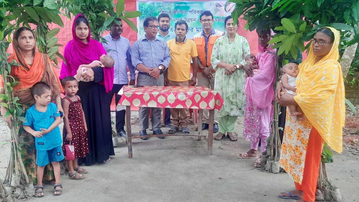 জামালপুরে শিশু জন্ম নিলেই পরিবার পাচ্ছে ১০টি করে ফল ও কাঠ গাছের চারা