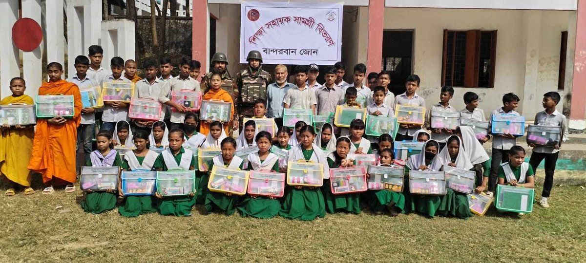 বান্দরবান সেনা জোনের উদ্যোগে শিক্ষার্থীদের মাঝে শিক্ষা সামগ্রী বিতরণ