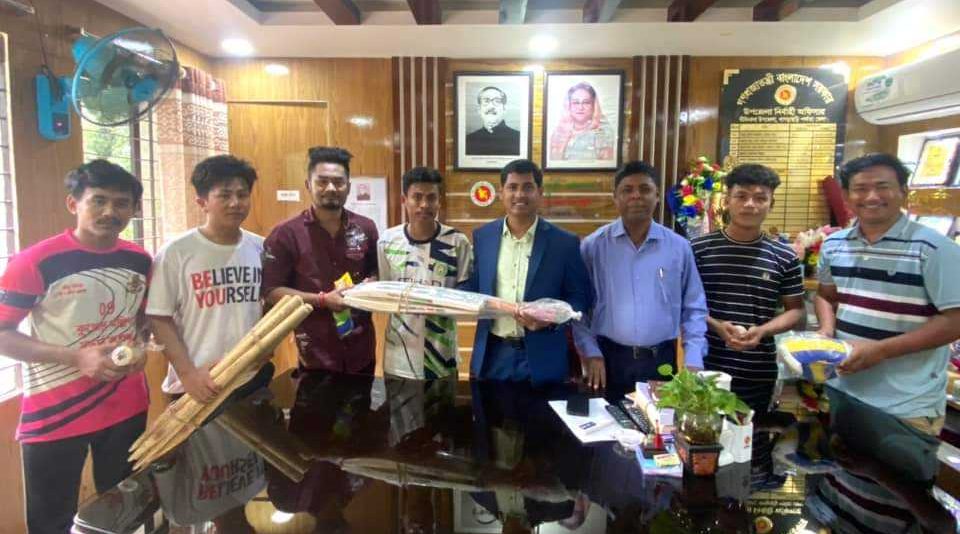 তরুণদেরকে ক্রিকেটীয় সামগ্রী উপহার দিলেন ইউএনও