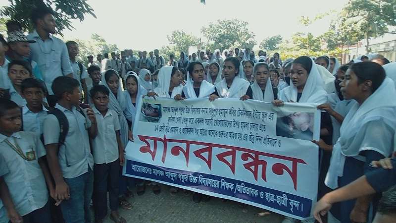 ফুটবল খেলাকে কেন্দ্র করে সংঘর্ষ, বিচার দাবিতে শিক্ষার্থীদের সড়ক অবরোধ