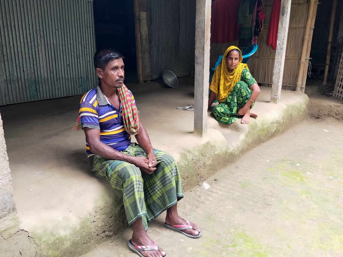 উপার্জনের একমাত্র অবলম্বন হারিয়ে দিশেহারা ভ্যানচালক