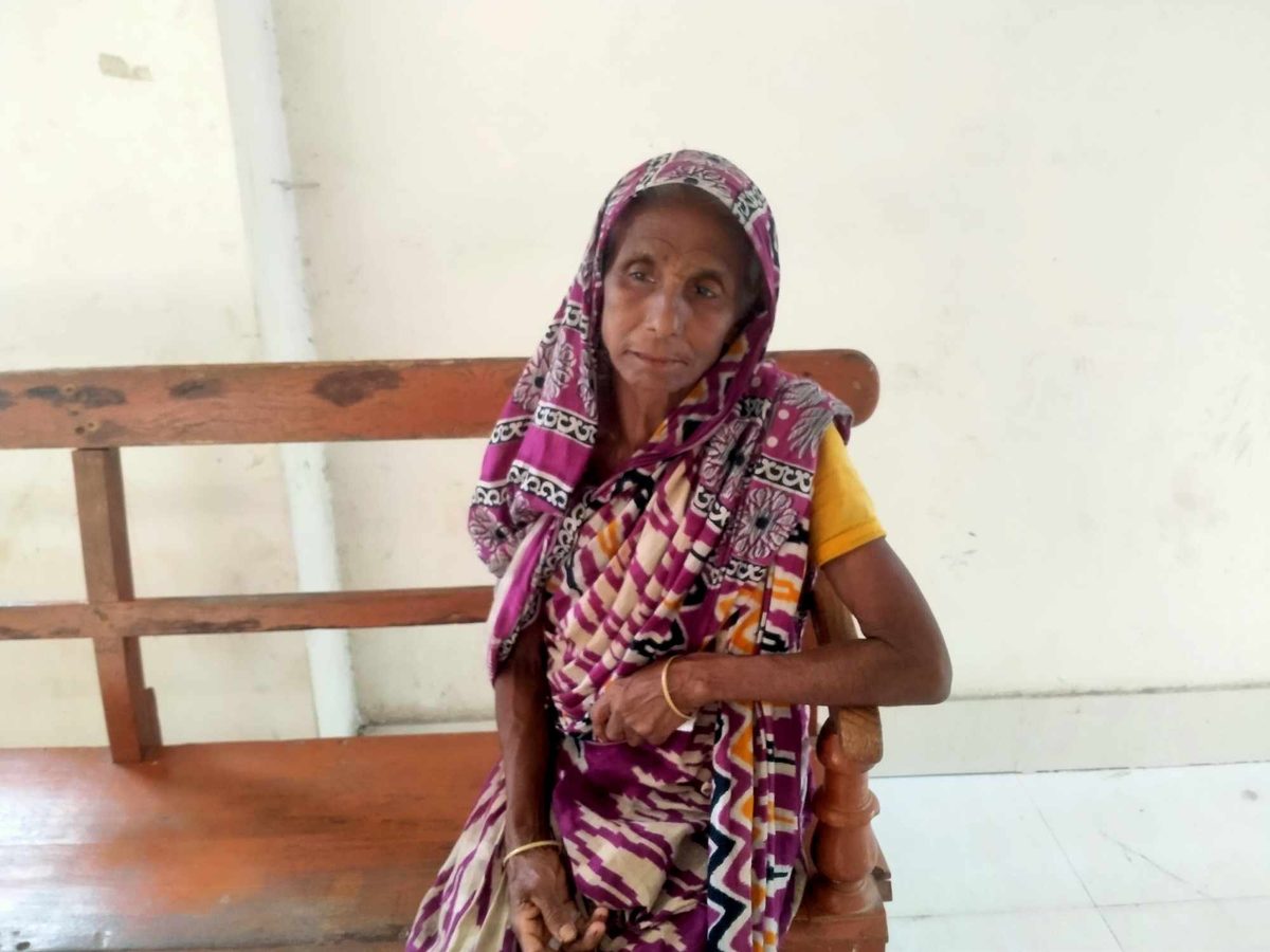 ছেলে-বউয়ের নির্যাতন সইতে না পেরে থানায় বৃদ্ধ মা