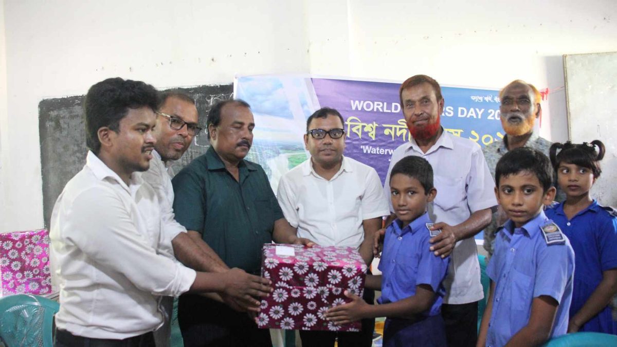 ব্রহ্মপুত্র নদ রক্ষায় বশেফমুবিপ্রবি'র রিভার ডিফেন্ডার্স ক্লাবের স্কুল ক্যাম্পেইন
