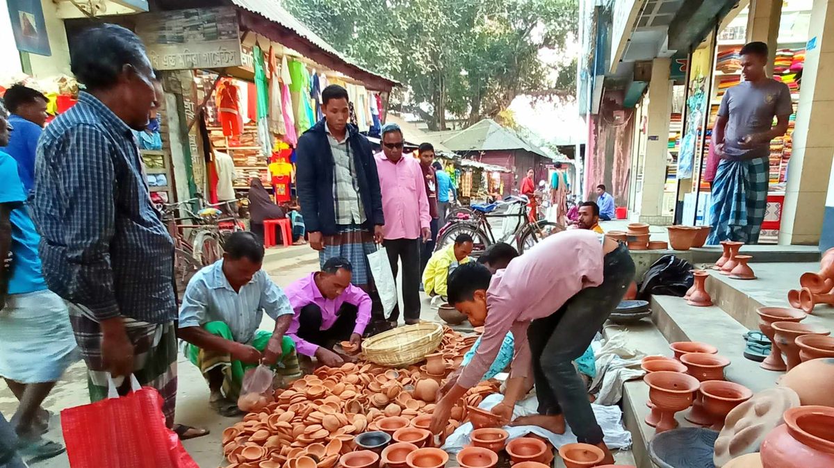 দেবীগঞ্জে কালীপূজাকে সামনে রেখে বিক্রি বেড়েছে মাটির প্রদীপ
