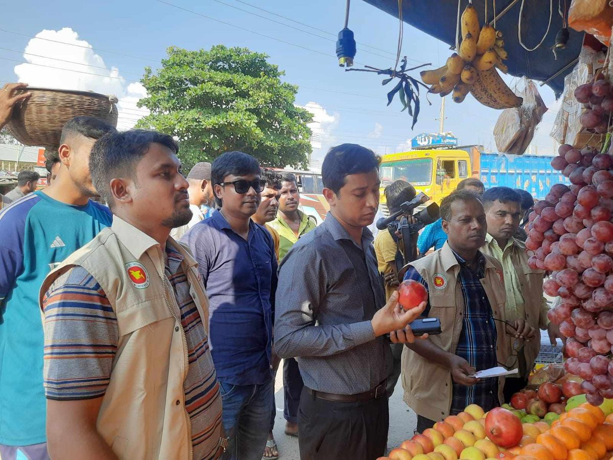 কুমারখালীতে মূল্যতালিকা না থাকায় তিন ফল বিক্রেতাকে জরিমানা