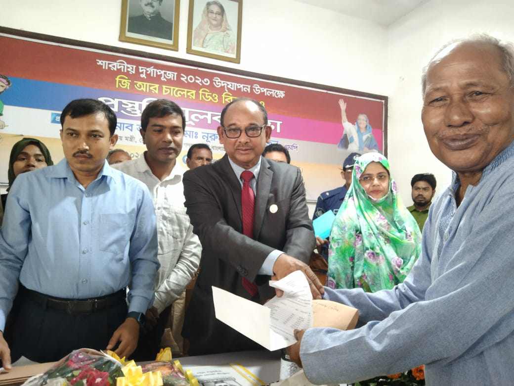 দেবীগঞ্জে দূর্গা পূজা উপলক্ষে ১১৬ টি মন্ডপে রেলপথ মন্ত্রীর অনুদান বিতরণ